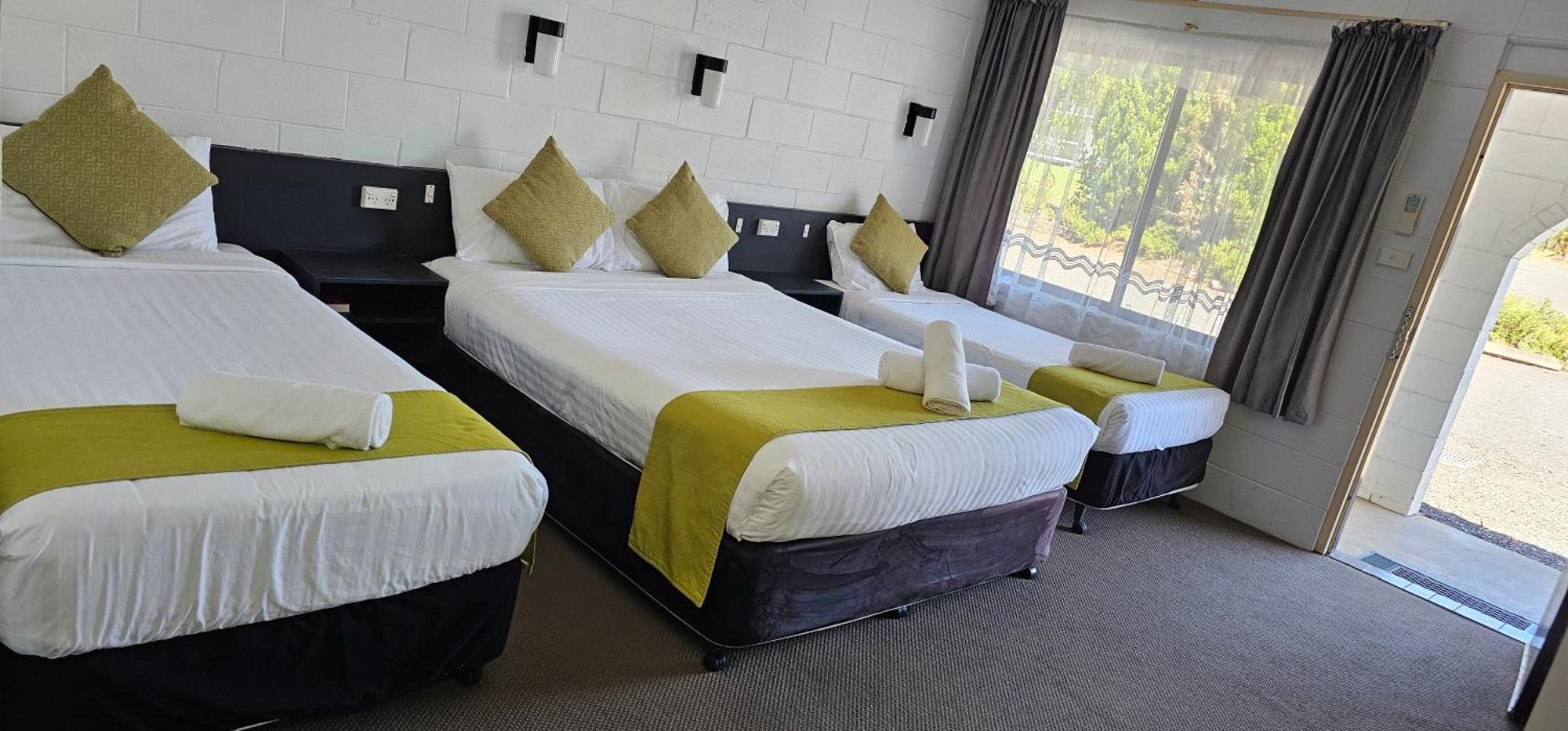 Azalea Motel Кунабарабран Екстериор снимка
